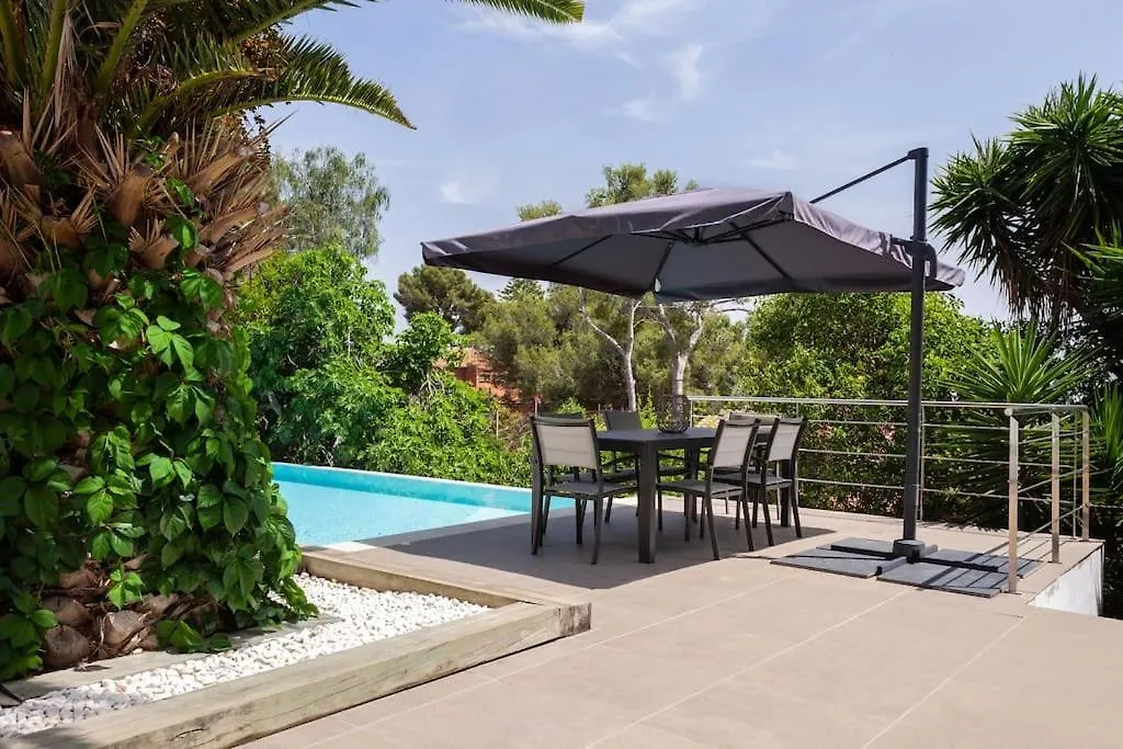 Moderna Villa Con Piscina Y Amplio Jardin 卡斯特尔德费尔斯 度假居
