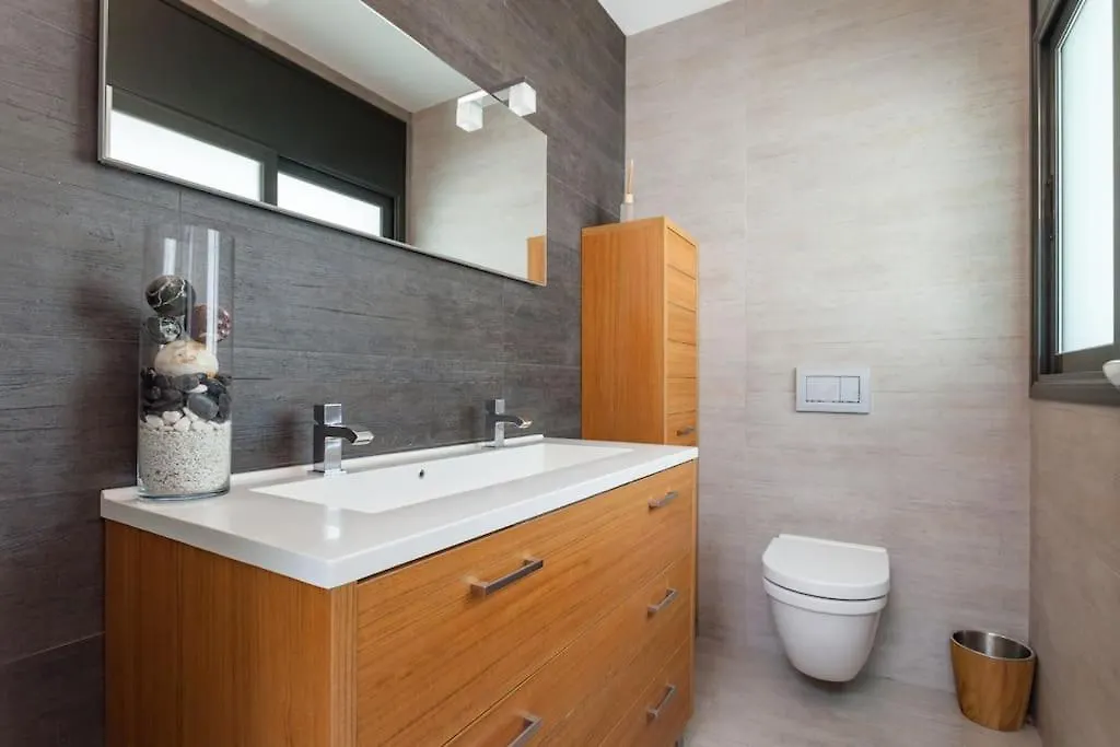 Moderna Villa Con Piscina Y Amplio Jardin 卡斯特尔德费尔斯 度假居